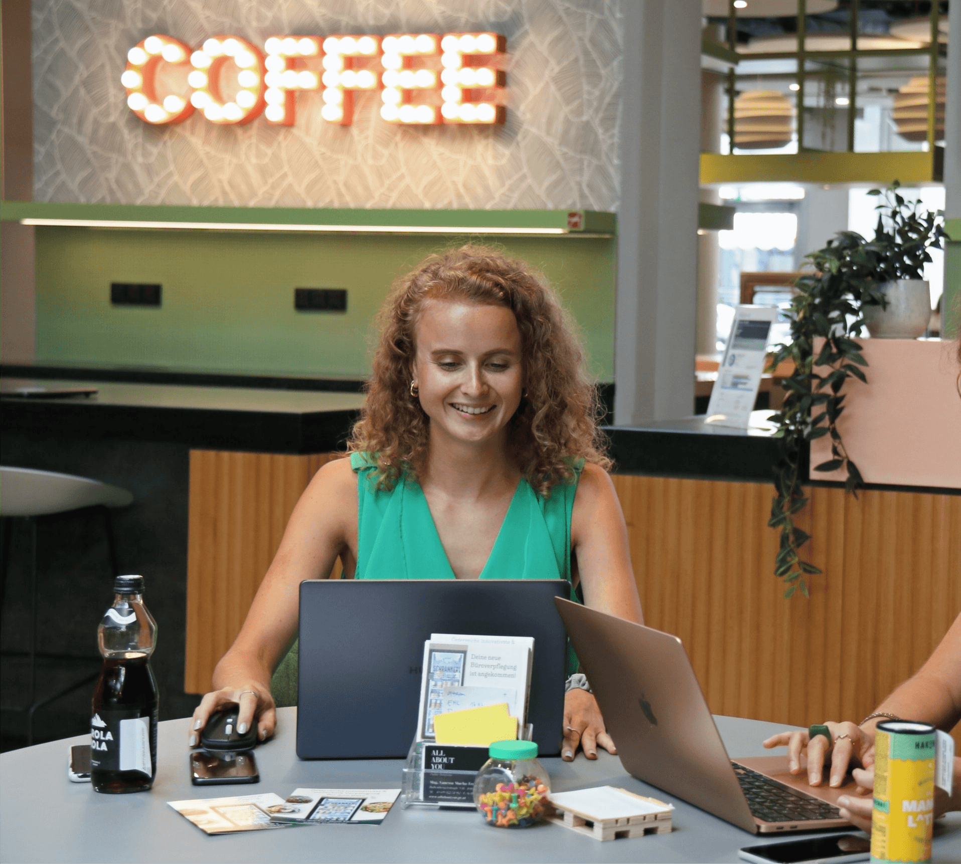 Beraterin im Gespräch am Laptop