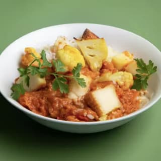 Bio Erdnuss Curry mit Grillkäse & Reis