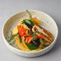 Cremige Polenta mit mediterranem Gemüse & Halloumi